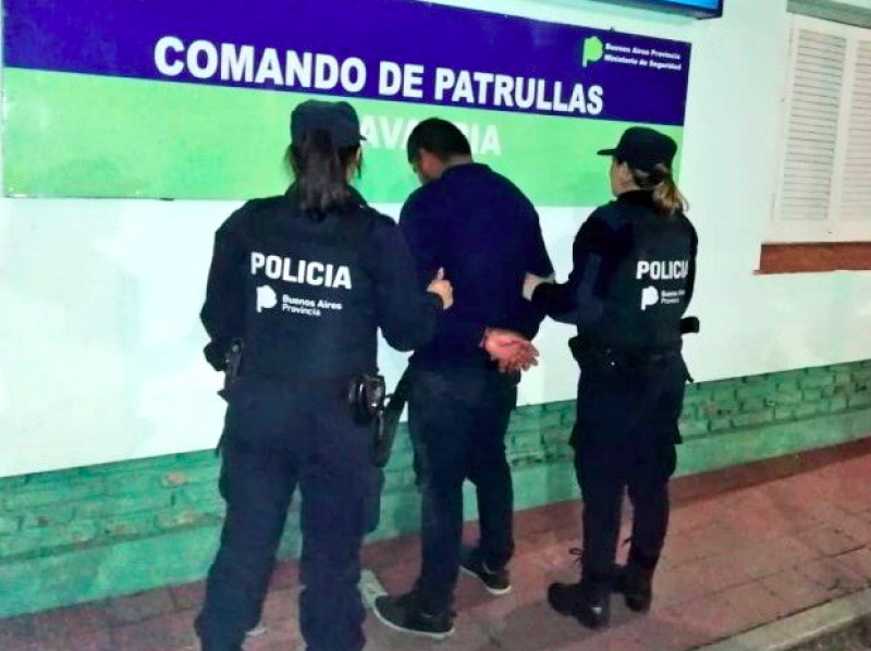 Agredi a su pareja con un martillo y quem ropa de beb